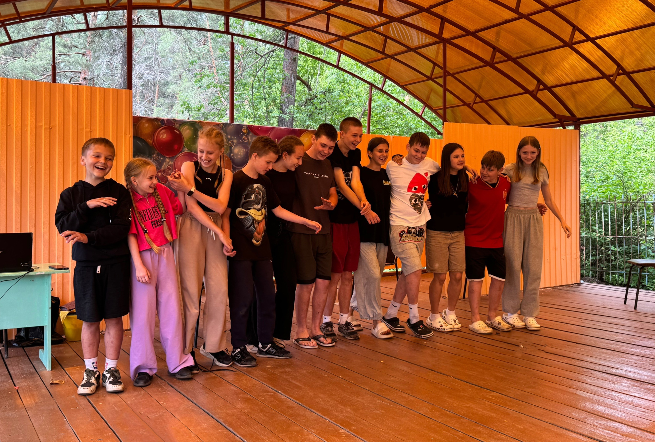 Игра-шоу «Мальчишки и девчонки»